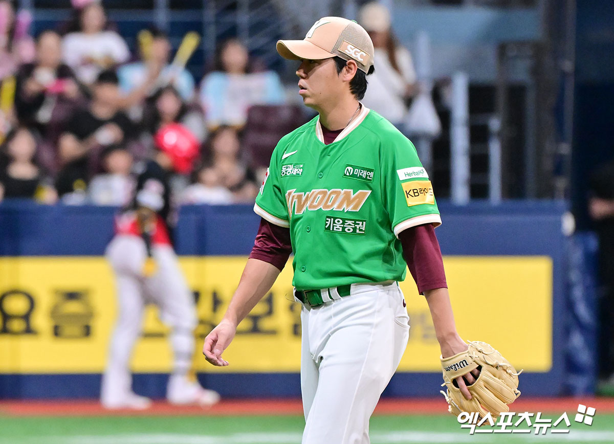 키움 히어로즈가 2026시즌 선수단 연봉 계약을 완료했다. 투수 안우진이 4억 8000만원에 도장을 찍으며 협상 대상자 중 최고 연봉자가 됐다. 지난해 토종 선발로 마운드를 지킨 하영민은 2억 1000만원에, 프로 데뷔 첫 두 자릿수 홈런과 도루를 달성한 임지열은 1억 1000만원에 사인했다. 엑스포츠뉴스 DB