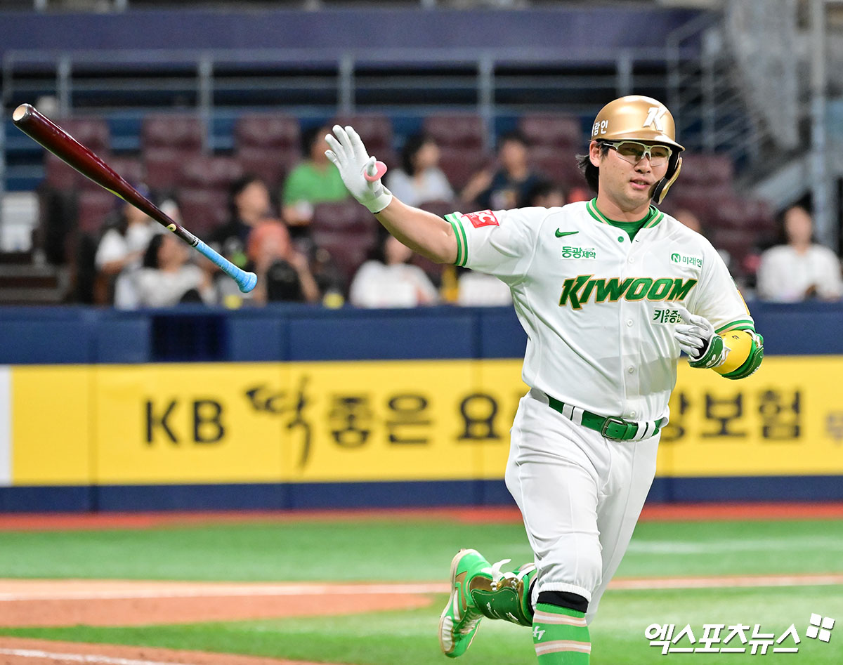 키움 히어로즈가 2026시즌 선수단 연봉 계약을 완료했다. 투수 안우진이 4억 8000만원에 도장을 찍으며 협상 대상자 중 최고 연봉자가 됐다. 지난해 토종 선발로 마운드를 지킨 하영민은 2억 1000만원에, 프로 데뷔 첫 두 자릿수 홈런과 도루를 달성한 임지열은 1억 1000만원에 사인했다. 엑스포츠뉴스 DB