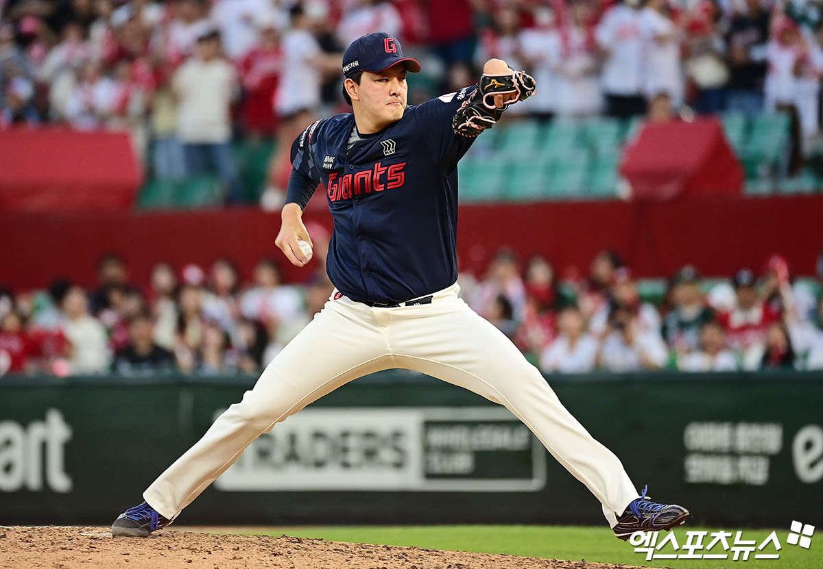 롯데 자이언츠 투수 김원중이 2025년 연말 교통사고 여파로 오는 1월 25일 출발하는 소속팀 대만 1차 스프링캠프 초기에는 합류가 어려울 것으로 보인다. 사진 엑스포츠뉴스 DB