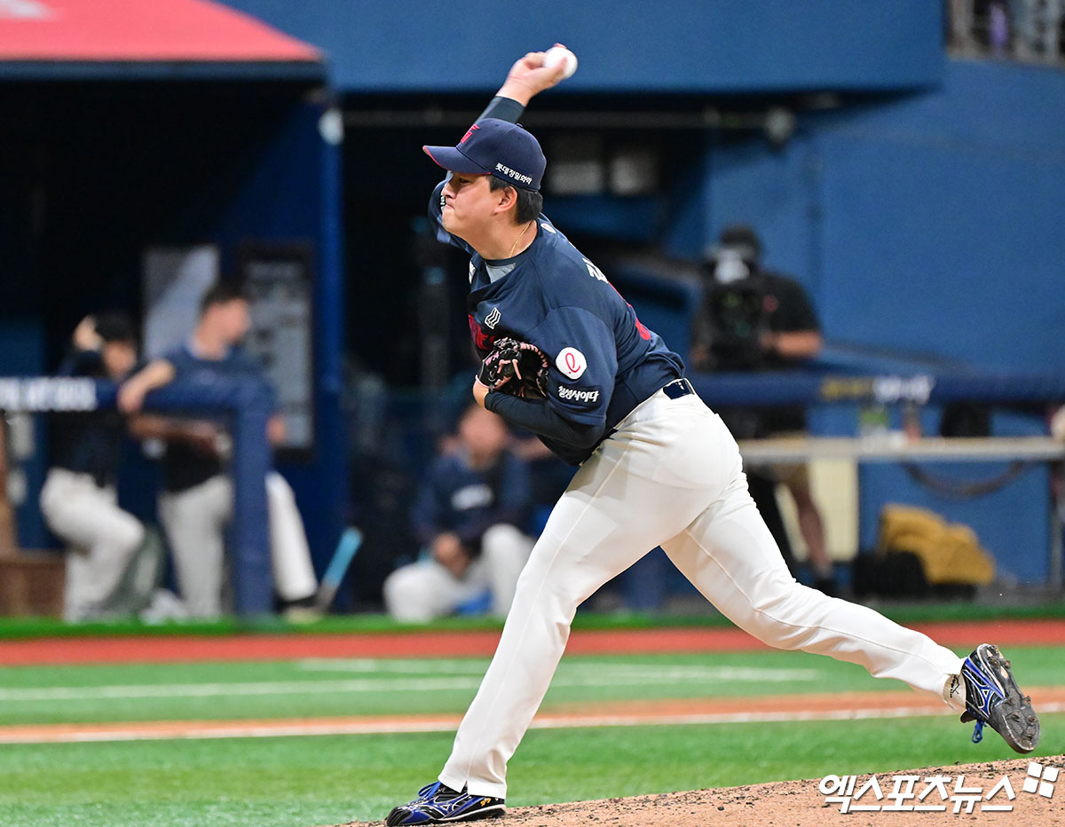 롯데 자이언츠 투수 김원중이 2025년 연말 교통사고 여파로 오는 1월 25일 출발하는 소속팀 대만 1차 스프링캠프 초기에는 합류가 어려울 것으로 보인다. 사진 엑스포츠뉴스 DB