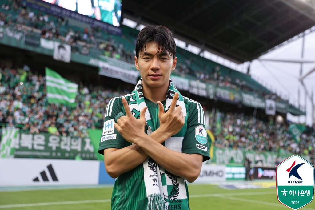 지난해 전북현대의 '더블(2관왕)'을 이끌며 K리그 최고의 윙어로 떠오른 전진우가 잉글랜드 챔피언십(2부리그) 무대에 도전장을 내민다. 행선지는 현재 강등권 싸움 중인 옥스퍼드 유나이티드다. 옥스퍼드는 1893년 창단된 유서 깊은 구단으로, 최근 25년 만에 2부 리그로 복귀했다. 그러나 2025-2026시즌 현재 리그 24개팀 중 23위에 머물며 강등 위기에 처해 있다. 강등권 경쟁 중인 팀들과의 격차는 4~5점 차. 전진우의 활약이 절실한 상황이나 자칫 잘못하다가는 3부 강등에 가까워질 수 있다. 한국프로축구연맹