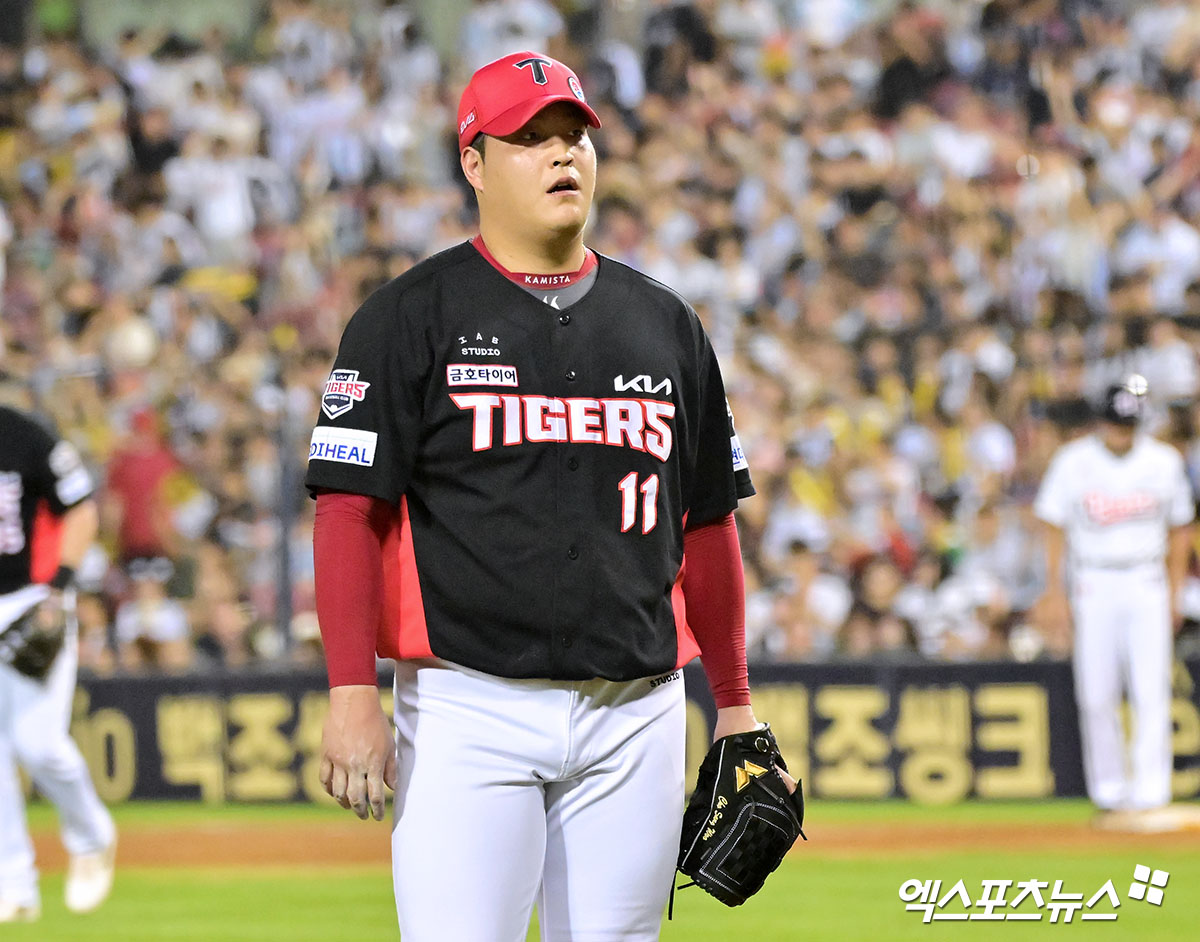 KIA 타이거즈 투수 조상우가 원소속팀 KIA와 계약 기간 2년, 총액 15억원(계약금 5억원, 연봉 8억원, 인센티브 2억원)에 FA 계약을 맺었다. 조상우는 2025시즌 72경기 60이닝 6승 6패 28홀드 1세이브 평균자책점 3.90을 기록했다. 개인 한 시즌 최다 홀드(종전 2015년 19홀드)를 달성하는 등 팀의 필승조로 활약했다. 엑스포츠뉴스 DB