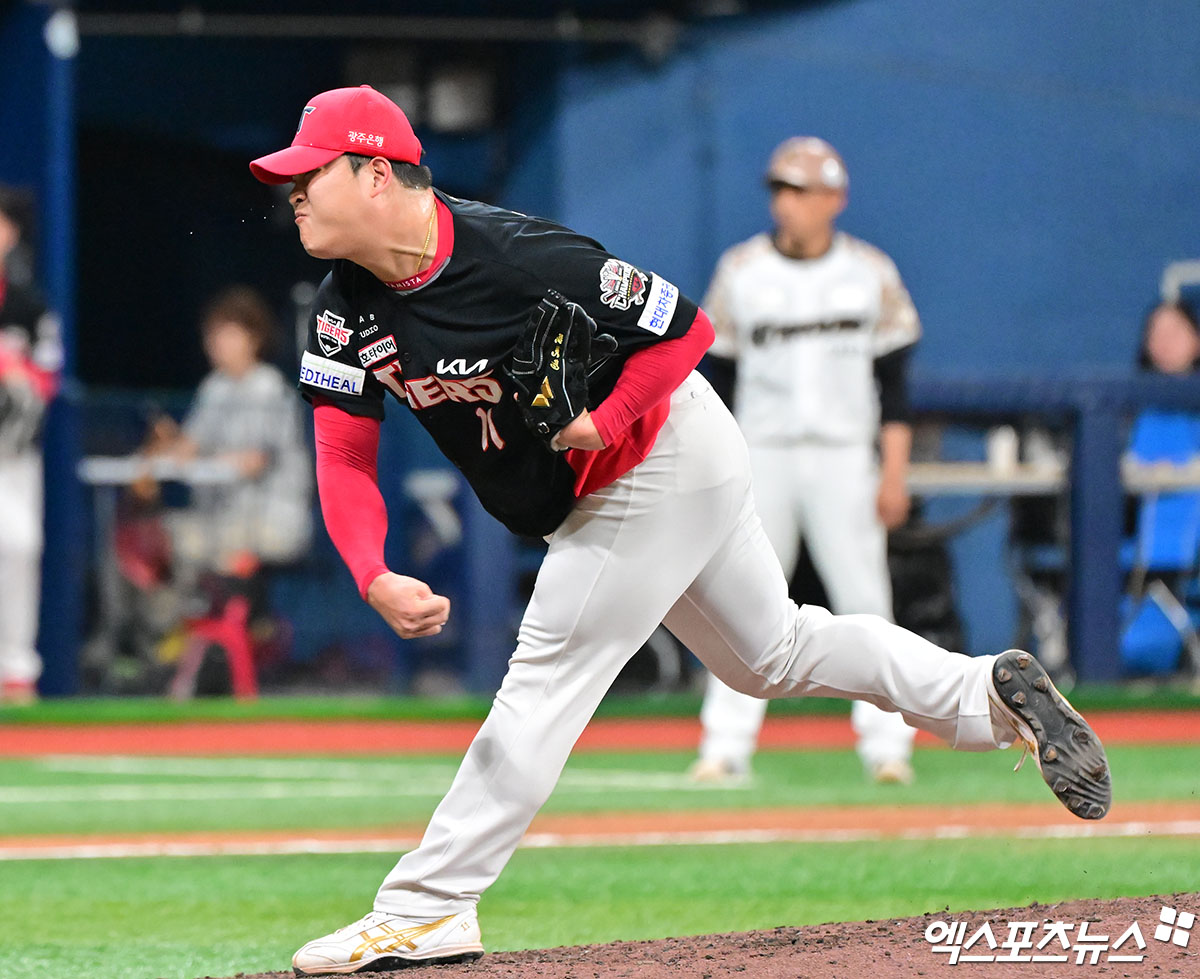 KIA 타이거즈 투수 조상우가 원소속팀 KIA와 계약 기간 2년, 총액 15억원(계약금 5억원, 연봉 8억원, 인센티브 2억원)에 FA 계약을 맺었다. 조상우는 2025시즌 72경기 60이닝 6승 6패 28홀드 1세이브 평균자책점 3.90을 기록했다. 개인 한 시즌 최다 홀드(종전 2015년 19홀드)를 달성하는 등 팀의 필승조로 활약했다. 엑스포츠뉴스 DB