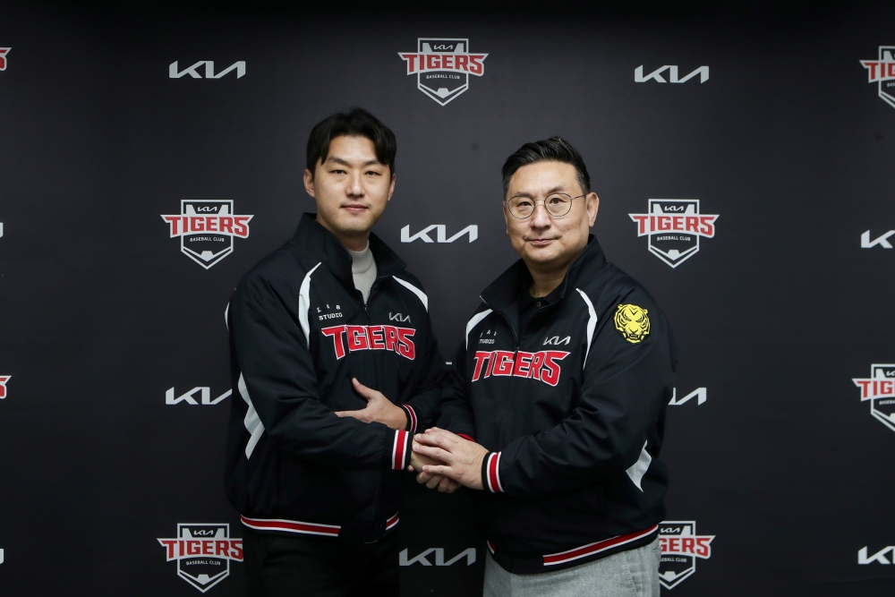 KIA 타이거즈가 투수 홍건희와 연봉 6억5000만원, 인센티브 5000만원 등 총액 7억원에 1년 계약을 체결했다. KIA 타이거즈