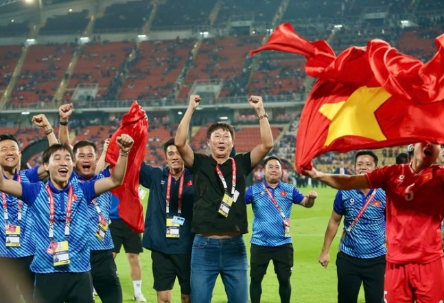 김상식 감독이 이끄는 베트남 U-23 대표팀은 21일(한국시간) 사우디아라비아 제다에 위치한 프린스 압둘라 알 파이살 스포츠 시티 스타디움에서 열린 2026 아시아축구연맹(AFC) U-23 아시안컵 준결승전에서 스페인 출신 안토니오 푸케 감독이 이끄는 중국에 0-3으로 완패했다. 24일 0시 제다의 킹 압둘라 스포츠 시티 홀 스타디움에서 이민성 감독이 이끄는  한국과 3·4위전을 치른다. 베트남축구협회