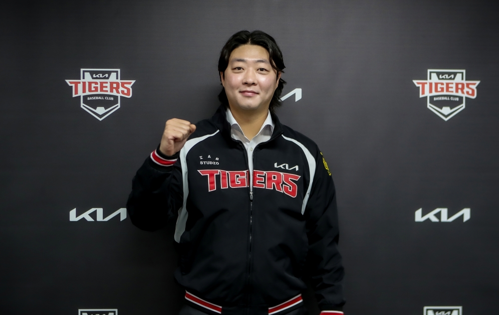 KIA 타이거즈가 21일 보도자료를 통해 FA(자유계약) 투수 김범수와 계약 기간 3년에 계약금 5억원, 연봉 12억원, 인센티브 3억원 등 총액 20억원에 계약을 맺었다고 밝혔다. 2015년 1차지명으로 한화 이글스에 입단한 김범수는 KIA와 손을 잡으면서 데뷔 이후 처음으로 팀을 옮기게 됐다. KIA 타이거즈