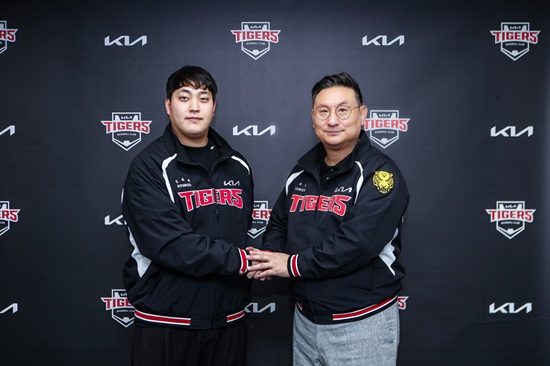 KIA 구단은 21일 내부 FA 투수 조상우(사진)와 2년 총액 15억원 잔류 계약에 이어 외부 FA 김범수와 3년 총액 20억원, 홍건희와 1년 7억원 영입 계약을 공식 발표했다. KIA는 오는 23일 일본 스프링캠프 출국을 앞두고 불펜 투수 세 명과 동시 계약해 2026시즌 전력 보강에 성공했다. KIA 구단이 적극적으로 움직인 이유는 지난 19일 열렸던 코칭스태프 전략세미나에서 불펜 보강의 필요성에 대해 절감한 까닭이었다. KIA 타이거즈