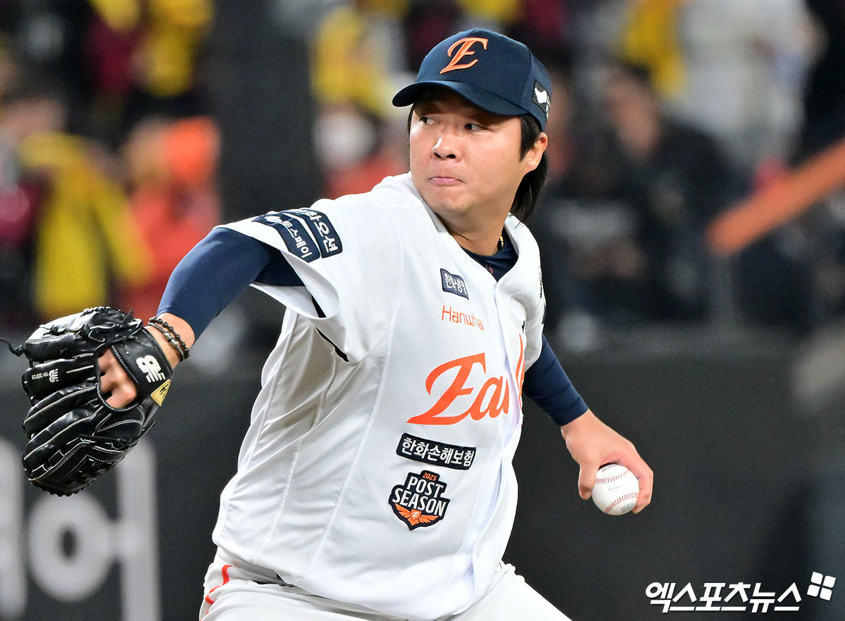 KIA 구단은 21일 내부 FA 투수 조상우와 2년 총액 15억원 잔류 계약에 이어 외부 FA 김범수와 3년 총액 20억원, 홍건희와 1년 7억원 영입 계약을 공식 발표했다. KIA는 오는 23일 일본 스프링캠프 출국을 앞두고 불펜 투수 세 명과 동시 계약해 2026시즌 전력 보강에 성공했다. KIA 구단이 적극적으로 움직인 이유는 지난 19일 열렸던 코칭스태프 전략세미나에서 불펜 보강의 필요성에 대해 절감한 까닭이었다. KIA는 김범수 영입에 따른 25인 보호명단 외 보상선수 한 명을 한화에 내줘야 한다. KIA 타이거즈