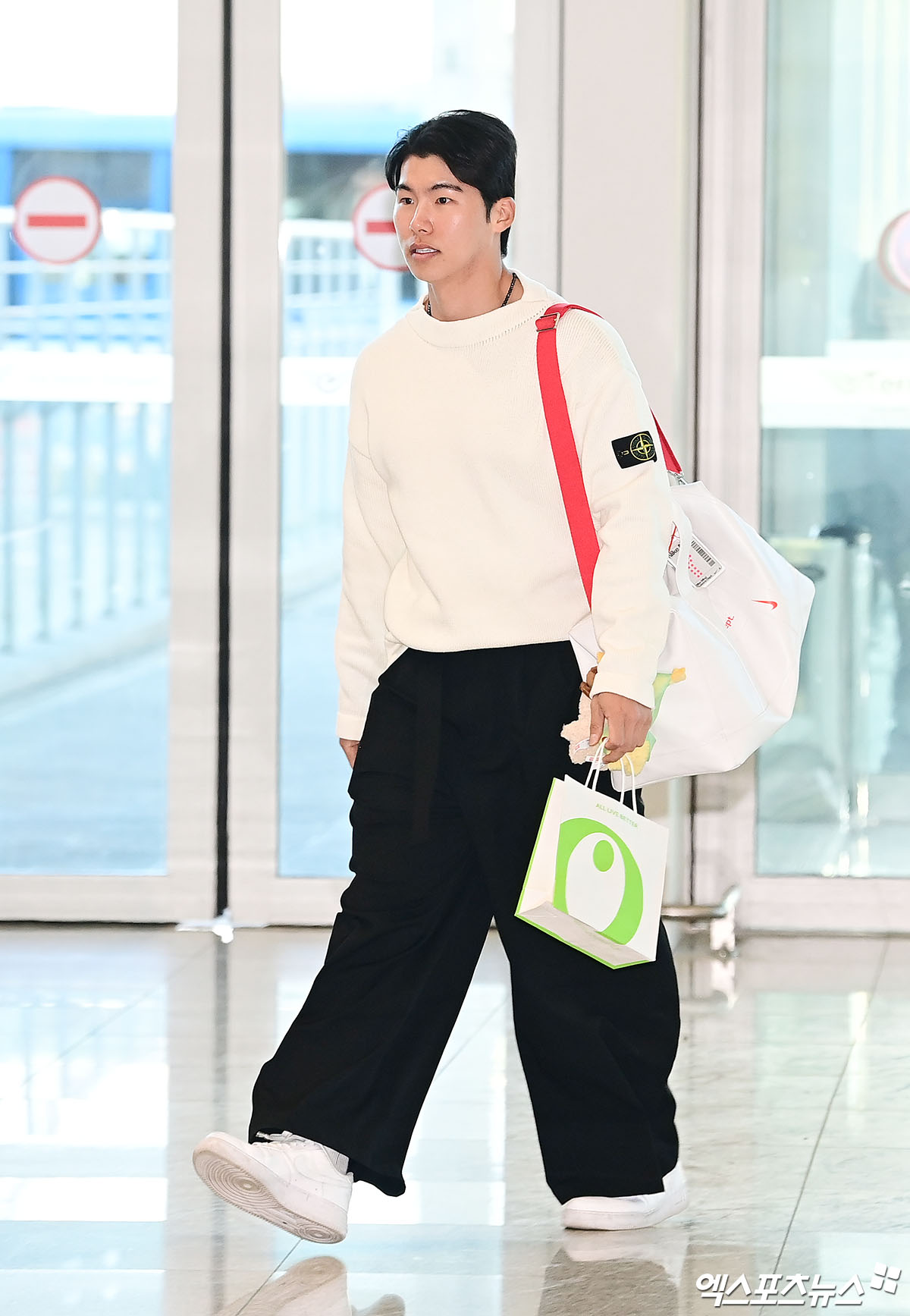 미국 프로야구 메이저리그(MLB) LA 다저스 김혜성이 21일 오후 인천국제공항을 통해 미국으로 출국했다.   김혜성이 출국장으로 향하고 있다. 인천공항, 박지영 기자