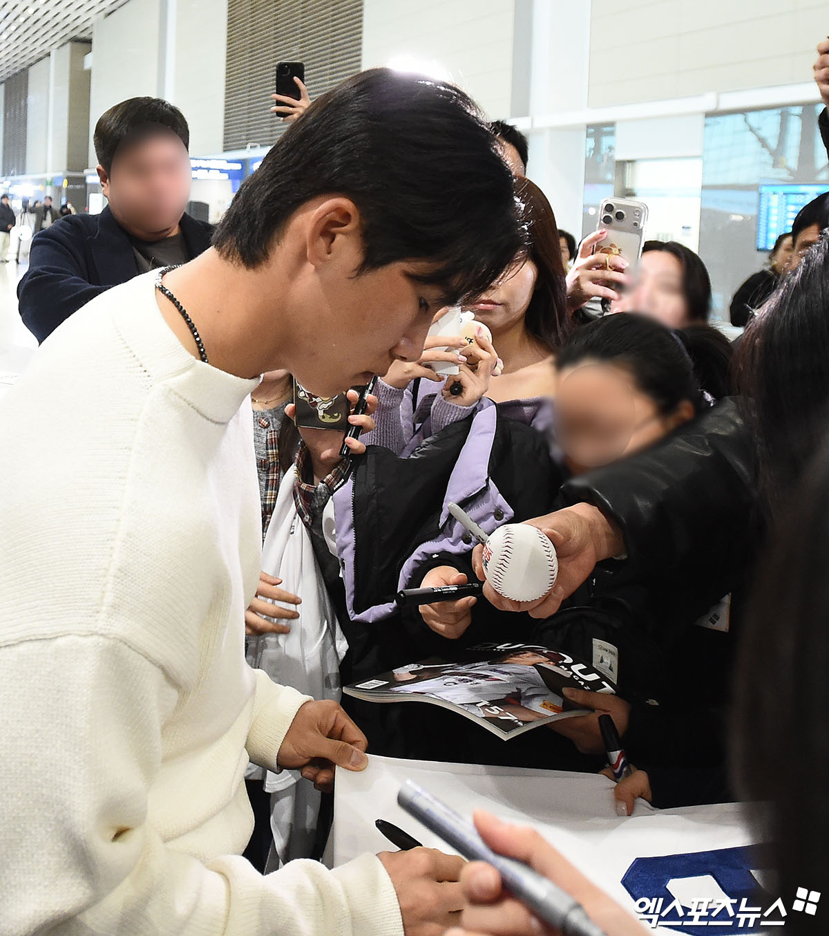 미국 프로야구 메이저리그(MLB) LA 다저스 김혜성이 21일 오후 인천국제공항을 통해 미국으로 출국했다.   김혜성이 출국장에서 팬들에게 사인을 해주고 있다. 인천공항, 박지영 기자