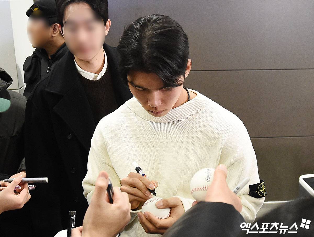 미국 프로야구 메이저리그(MLB) LA 다저스 김혜성이 21일 오후 인천국제공항을 통해 미국으로 출국했다.   김혜성이 출국장에서 팬들에게 사인을 해주고 있다. 인천공항, 박지영 기자