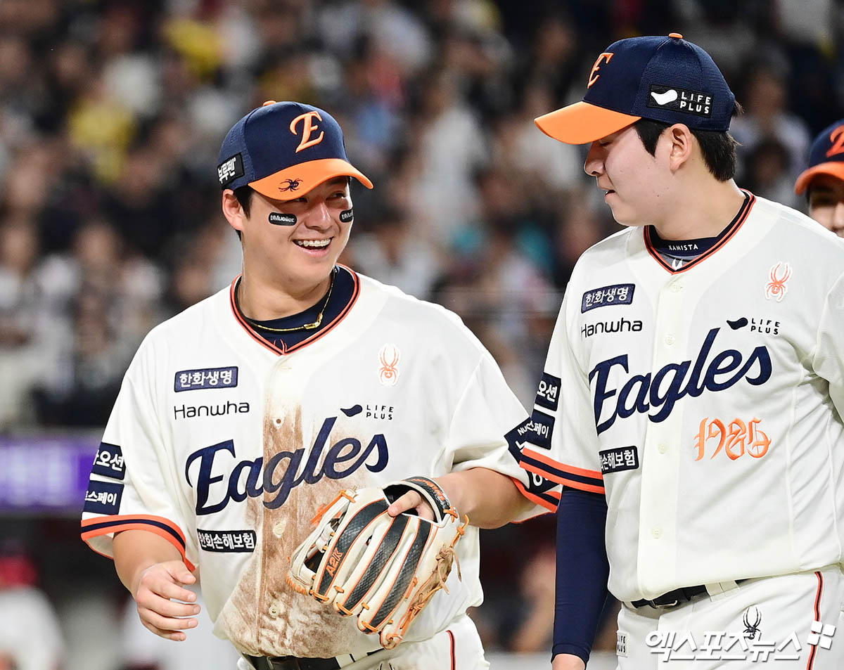 한화 이글스 내야수 노시환이 KBO리그 8년 차 최초로 연봉 10억원 고지에 올랐다. 한화와 비FA 다년계약 협상도 계속 이어질 것으로 알려진 가운데 노시환을 다른 구단들이 영입하기 위해 필요한 보상금 숫자도 확 뛰었다. 21일 한화 구단 발표에 따르면 노시환은 2026시즌 연봉 10억원에 도장을 찍었다. 노시환은 지난해 3억3000만원에서 6억7000만원이 인상됐고, 이는 팀 내 최고 인상률(약 203%)이자 최대 인상액이다. KBO리그 입단 8년 차 연봉 역대 1위 기록이었던 2025시즌 강백호(한화)의 7억원 기록도 넘었다. 이 정도 연봉이면 노시환이 올해 11월 FA시장에 나와 다른 팀에 가더라도 그를 영입하고자하는 팀은 최소 180억원은 써야할 것이라는 계산이 나온다. 엑스포츠뉴스DB