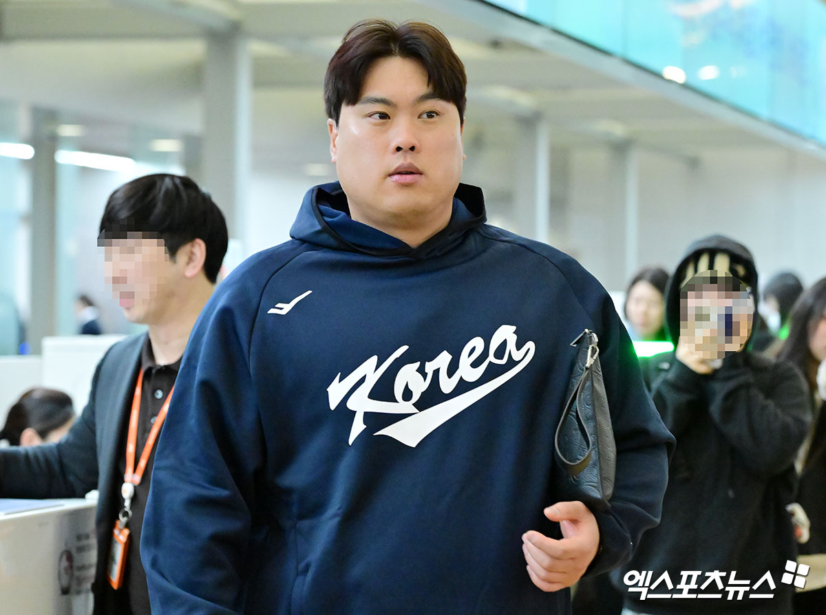 한국 야구 대표팀이 2026 WBC(월드베이스볼클래식) 대비 1차 캠프를 위해 9일 오전 인천국제공항을 통해 사이판으로 출국했다.  출국장으로 향하는 류현진. 엑스포츠뉴스 DB