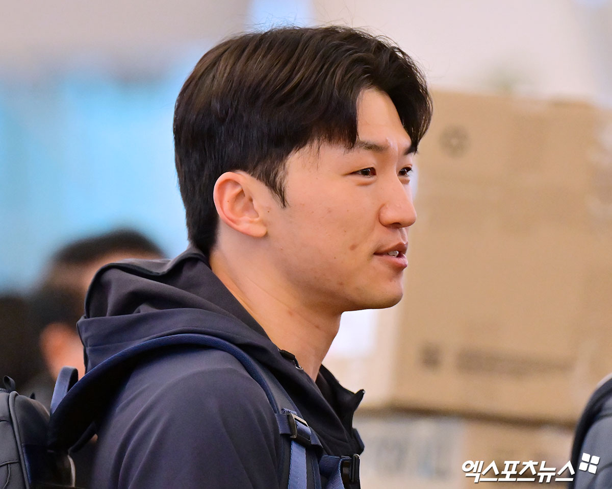 한국 야구 대표팀이 2026 WBC(월드베이스볼클래식) 대비 1차 캠프를 위해 9일 오전 인천국제공항을 통해 사이판으로 출국했다.  출국장으로 향하는 박해민. 엑스포츠뉴스 DB
