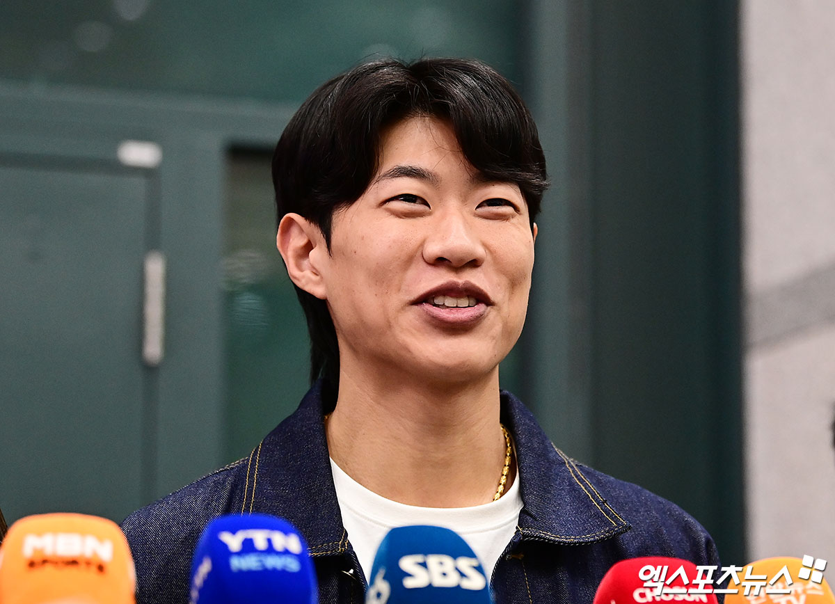 미국프로야구 메이저리그(MLB) 샌디에이고 파드리스와 4년 계약을 맺은 송성문이 23일 오전 인천국제공항을 통해 귀국했다.   송성문이 입국장에서 취재진과 인터뷰를 나누고 있다.  앞서 AP통신은 22일 송성문이 샌디에이고와 4년 총액 1500만 달러(약 222억원)에 계약을 맺었다고 보도했다. 계약금은 100만 달러, 연봉은 총 900만 달러(2026년 250만 달러, 2027년 300만 달러, 2028년 350만 달러 등 총 900만 달러)다. 엑스포츠뉴스 DB