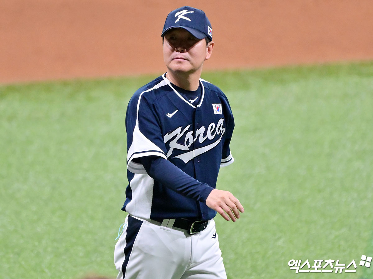 9일 오후 서울 구로구 고척스카이돔에서 열린 '2025 NAVER K-BASEBALL SERIES' 대한민국과 체코의 평가전 경기, 대한민국이 타선의 고른 활약에 힘입어 11:1의 스코어로 승리했다.  경기 종료 후 대한민국 류지현 감독이 그라운드를 빠져나가고 있다. 엑스포츠뉴스 DB