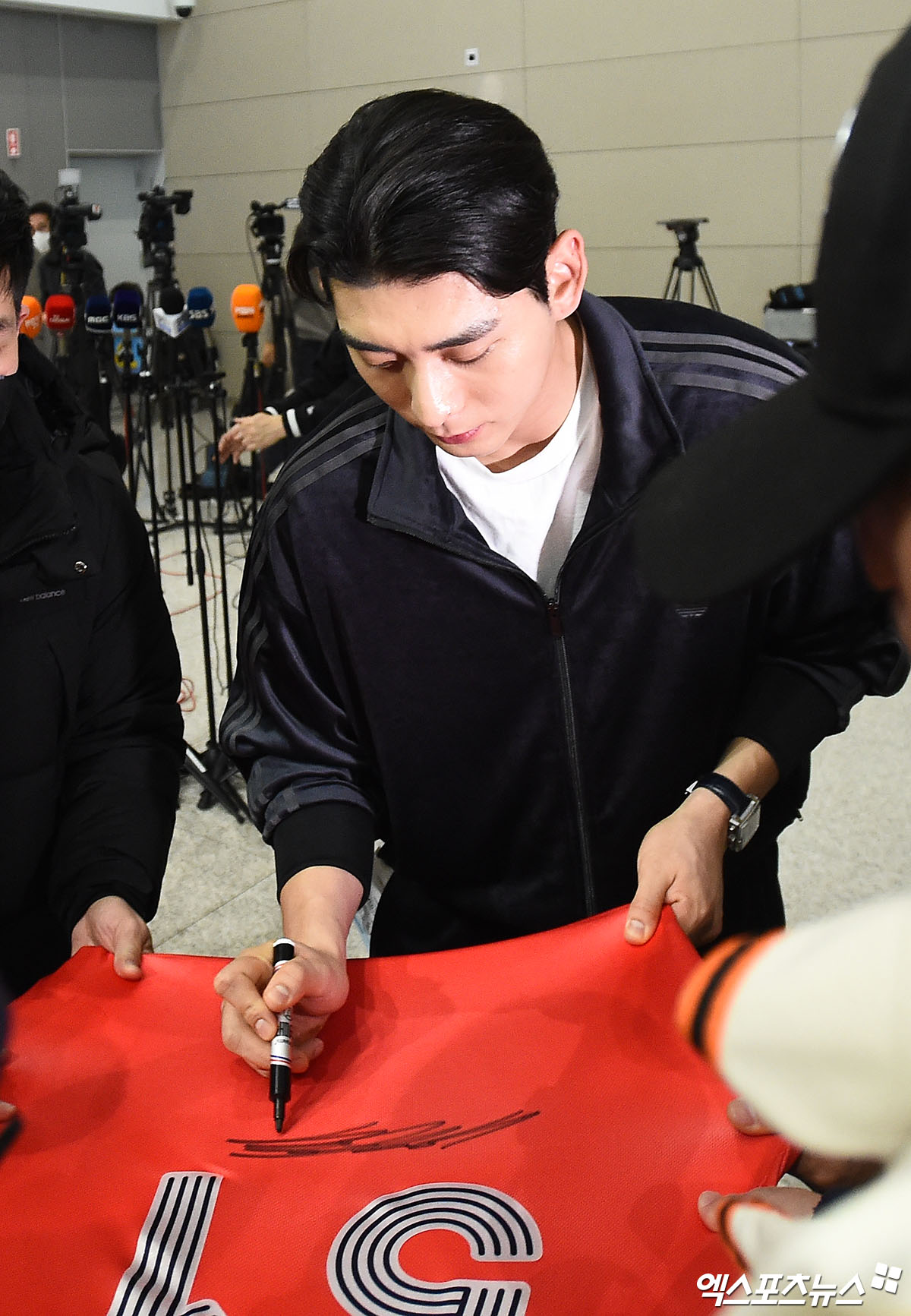 미국 프로야구 메이저리그(MLB) 샌프란시스코 자이언츠 이정후가 21일 오후 인천국제공항을 통해 미국으로 출국했다. 이정후가 출국장에서 팬들에게 사인을 해주고 있다. 인천공항, 박지영 기자