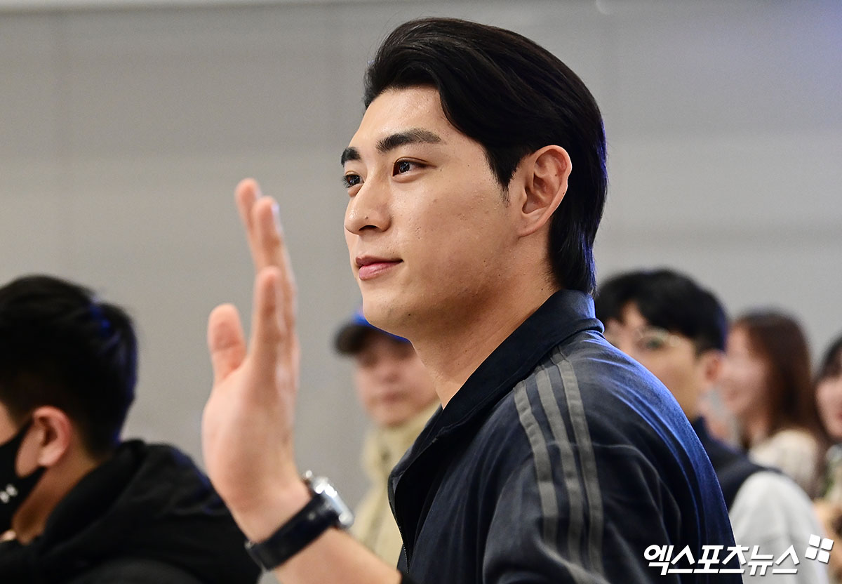 미국 프로야구 메이저리그(MLB) 샌프란시스코 자이언츠 이정후가 21일 오후 인천국제공항을 통해 미국으로 출국했다. 이정후가 취재진을 향해 인사하고 있다. 인천공항, 박지영 기자