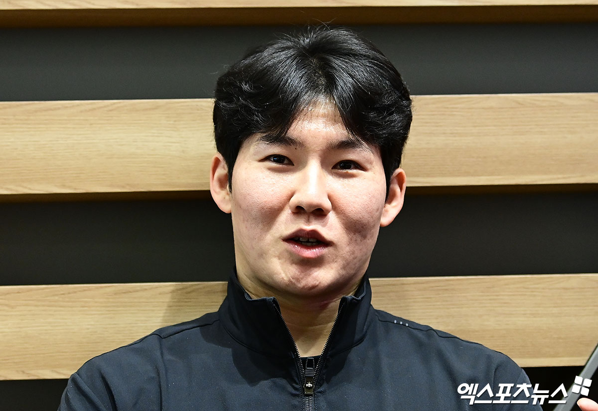 프로야구 NC 다이노스 이호준 감독과 박민우가 2026 스프링캠프를 위해 21일 오후 인천국제공항을 통해 미국으로 출국했다. NC 박민우가 출국장에서 취재진과 인터뷰를 하고 있다. 인천공항, 박지영 기자