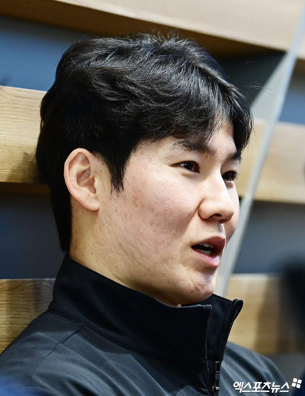 프로야구 NC 다이노스 이호준 감독과 박민우가 2026 스프링캠프를 위해 21일 오후 인천국제공항을 통해 미국으로 출국했다. NC 박민우가 출국장에서 취재진과 인터뷰를 하고 있다. 인천공항, 박지영 기자