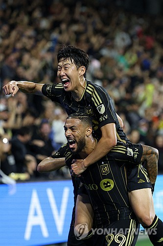 미국 메이저리그사커(MLS)에서 가장 위력적인 공격 조합 중 하나로 평가받는 이른바 '흥부 듀오'가 최소한 당분간은 유지될 전망이다. 인터 마이애미의 적극적인 영입 시도에도 불구하고 LAFC가 핵심 공격수 드니 부앙가를 지켜내는 데 성공했다. 축구 전문 매체 '골닷컴'은 22일 '인터 마이애미가 LAFC 소속 공격수 부앙가 영입을 위해 약 1300만 달러(한화 약 190억원) 규모의 제안을 제출했지만, LAFC가 이를 거절했다'고 보도했다. 이들은 'LAFC는 협상에 본격적으로 나서기보다 제안을 단호하게 거절하며 매각 의사가 없음을 분명히 했다'고 전했다. 부앙가와 LAFC가 제안 거절할 가능성이 높음에도 마이애미가 거액 제안으로 라이벌팀 흔들기 시도한 것 아니냐는 해석이 나왔다. 연합뉴스