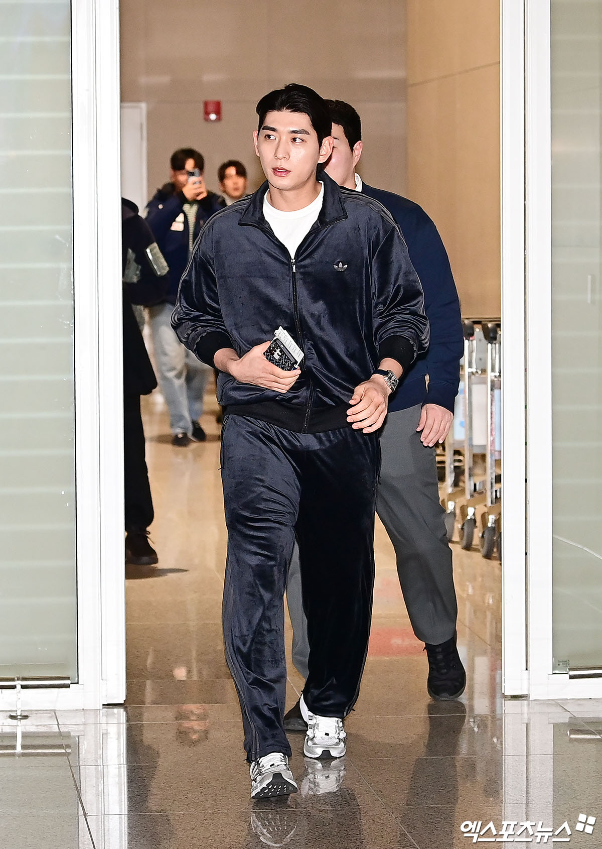 소속팀 합류를 위해 미국으로 출국했던 이정후(샌프란시스코 자이언츠)가 하루 만에 공항에 억류됐다 풀려났다는 소식이 전해졌다. 미국 매체 '샌프란시스코 크로니클'은 22일 '자이언츠 외야수 이정후, 로스앤젤레스 국제공항에서 일시 억류'라는 제목의 기사를 보도했다. 매체에 따르면 이정후는 LA 국제공항에 일시적으로 억류됐다. 그의 에이전트 스콧 보라스는 이번 일이 서류 문제 때문이라면서 '정치적인 문제나 그와 비슷한 것은 전혀 아니다'라고 설명했다. 이후 이정후가 서류 하나를 빠트리고 출국했고, 오래 걸리지 않아 LA 공항을 빠져나온 것으로 드러났다. 엑스포츠뉴스DB