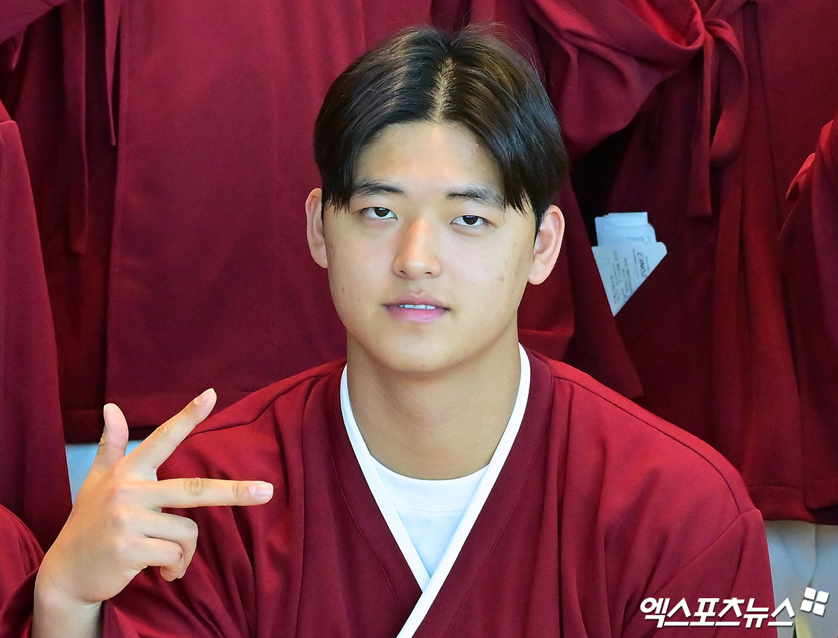 지난해 9월 열린 2026 KBO 신인드래프트에서 전체 1순위로 키움 히어로즈에 입단한 박준현이 1월 22일 인천국제공항 제2터미널을 통해 소속팀 1차 스프링캠프가 진행되는 대만으로 출국했다. 사진 김한준 기자