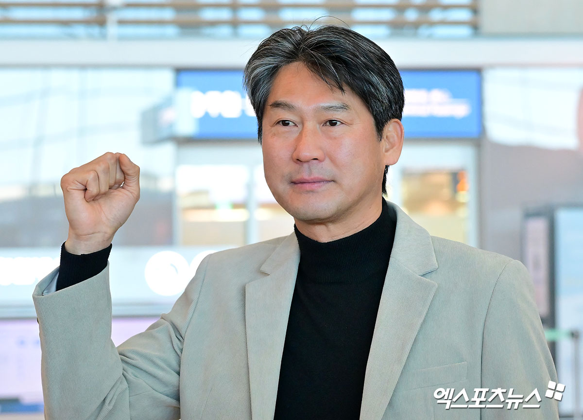 설종진 키움 히어로즈 신임 감독이 22일 인천국제공항 제2터미널을 통해 1차 스프링캠프가 진행되는 대만으로 출국했다. 사진 김한준 기자