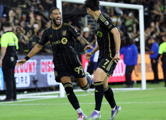 미국 메이저리그사커(MLS)에서 가장 위력적인 공격 조합 중 하나로 평가받는 이른바 '흥부 듀오'가 최소한 당분간은 유지될 전망이다. 인터 마이애미의 적극적인 영입 시도에도 불구하고 LAFC가 핵심 공격수 드니 부앙가를 지켜내는 데 성공했다. 축구 전문 매체 '골닷컴'은 22일 '인터 마이애미가 LAFC 소속 공격수 부앙가 영입을 위해 약 1300만 달러(한화 약 190억원) 규모의 제안을 제출했지만, LAFC가 이를 거절했다'고 보도했다. 이들은 'LAFC는 협상에 본격적으로 나서기보다 제안을 단호하게 거절하며 매각 의사가 없음을 분명히 했다'고 전했다. 부앙가와 LAFC가 제안 거절할 가능성이 높음에도 마이애미가 거액 제안으로 라이벌팀 흔들기 시도한 것 아니냐는 해석이 나왔다. 연합뉴스