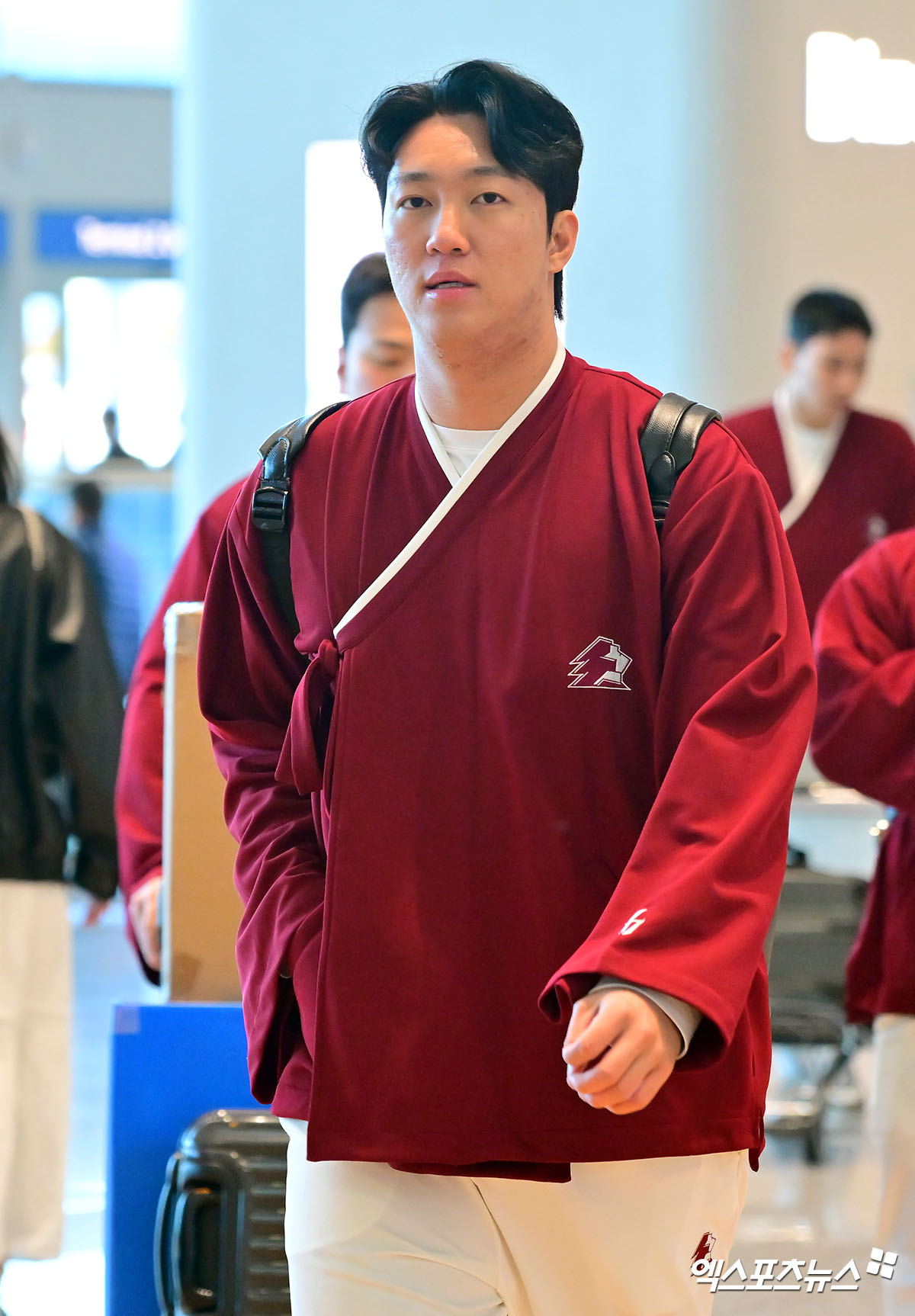 수술 후 재활 중인 키움 히어로즈 에이스 안우진이 22일 인천국제공항을 통해 대만으로 출국했다. 사진 김한준 기자