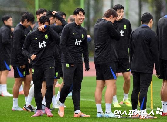 대한축구협회가 22일 'A대표팀의 2026 북중미 월드컵 베이스캠프 확정 안내'를 하면서 멕시코 과달라하라로 확정됐다고 발표했다. 홍명보호는 해발 1566m에 달하는 고산지대에 있는 과달라하라 연고 클럽 데포르티보 과달라하라의 훈련장인 '치바스 베르데 바예' 훈련장을 월드컵 기간 사용하게 된다. 홍명보호는 오는 6월 12일 과달라하라에 있는 아크론 스타디움에서 유럽축구연맹(UEFA) 플레이오프 패스 D(북마케도니아/덴마크/아일랜드/체코) 승자와 1차전을 갖고 19일 같은 곳에서 개최국 멕시코와 2차전을 갖는다. 엑스포츠뉴스DB