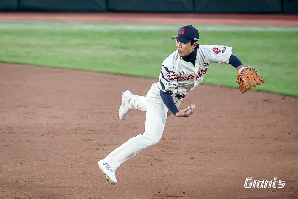 롯데 자이언츠 내야수 전민재가 전년도 연봉에서 46.7% 인상된 1억 1000만 원에 2026시즌 연봉 계약을 마쳤다. 2018년 프로 데뷔 후 처음으로 억대 연봉자 반열에 오르게 됐다. 사진 롯데 자이언츠