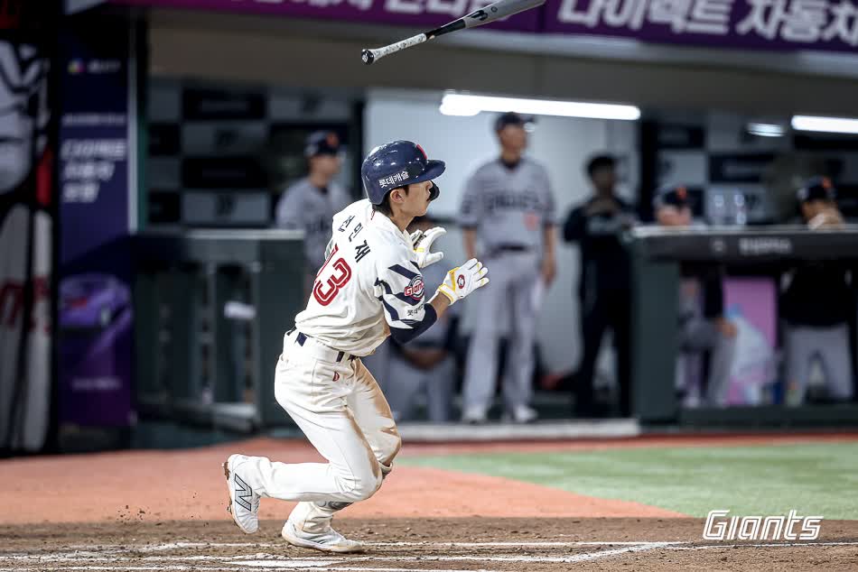 롯데 자이언츠 내야수 전민재가 전년도 연봉에서 46.7% 인상된 1억 1000만 원에 2026시즌 연봉 계약을 마쳤다. 2018년 프로 데뷔 후 처음으로 억대 연봉자 반열에 오르게 됐다. 사진 롯데 자이언츠