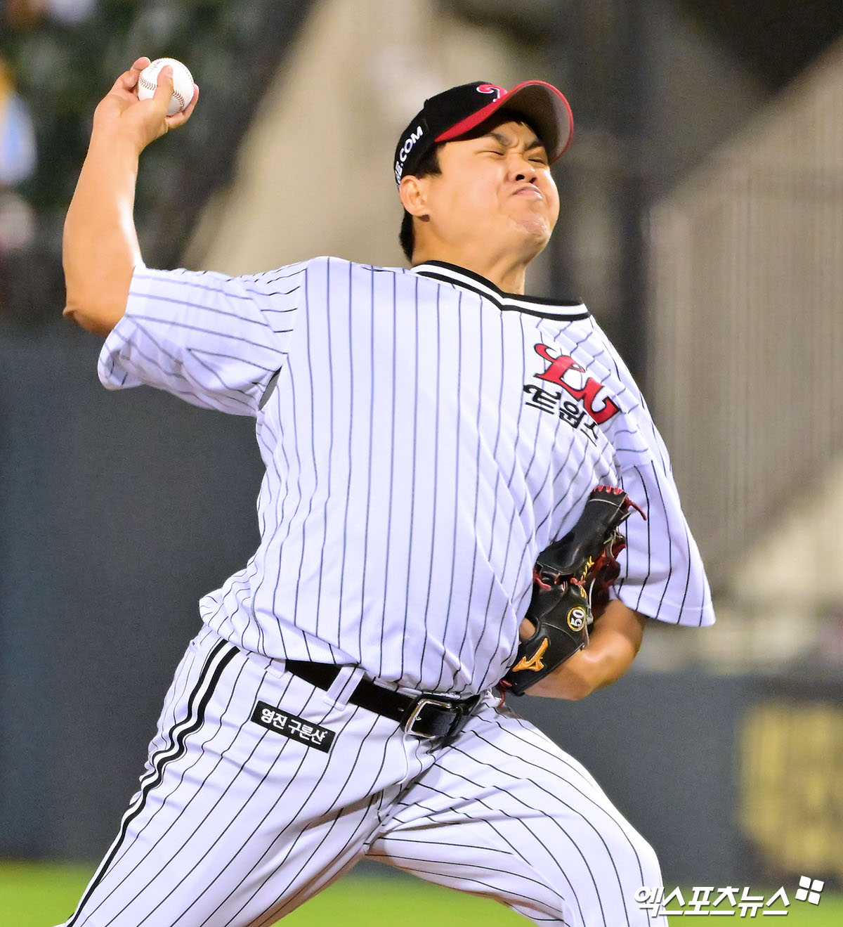 LG 트윈스 불펜 투수 장현식이 지난해에 대한 아쉬움과 함께 다가오는 시즌을 향한 자신감을 내비쳤다. 그는 이적 첫 해인 2025시즌 56경기 3승3패 10세이브 5홀드 평균자책점 4.35로 아쉬운 성적을 거뒀다. 엑스포츠뉴스 DB