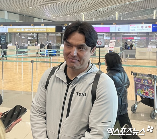 22일 인천국제공항을 통해 1차 스프링캠프 미국행 비행기에 오른 LG 트윈스 박동원이 출국 전 취재진과 인터뷰에 응하고 있다. 인천공항, 김유민 기자