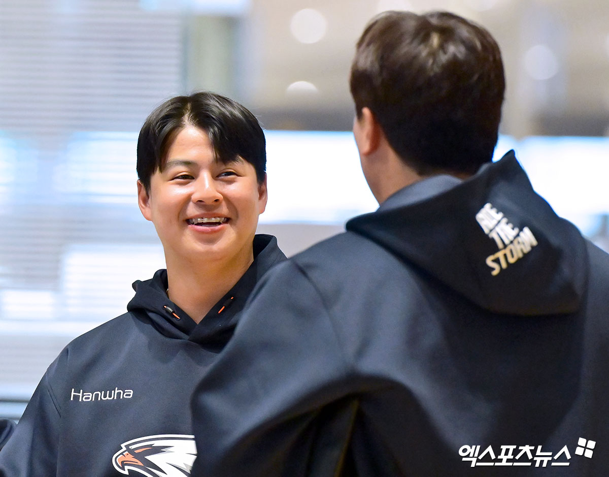 2026시즌 스프링캠프 훈련에 나서는 한화 이글스 선수단이 23일 오전 인천국제공항을 통해 호주 멜버른으로 출국했다. 출국 전 한화 노시환이 류현진과 대화를 나누고 있다. 인천공항, 김한준 기자