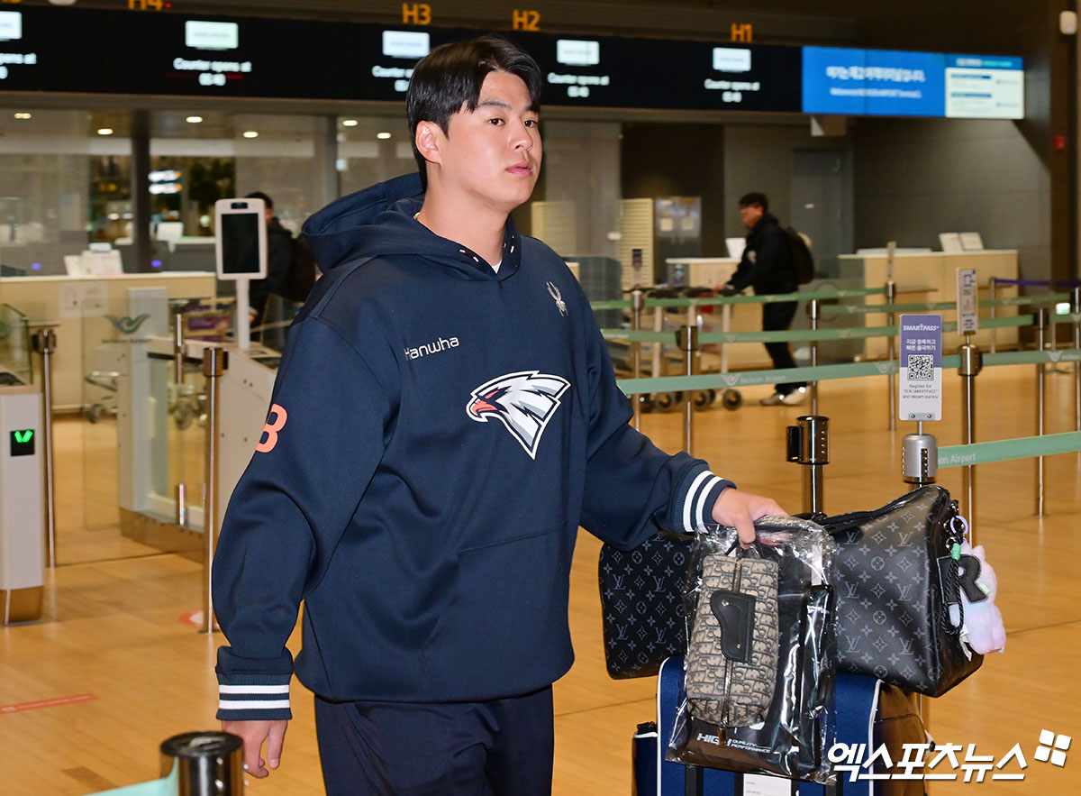 2026시즌 스프링캠프 훈련에 나서는 한화 이글스 선수단이 23일 오전 인천국제공항을 통해 호주 멜버른으로 출국했다. 출국장으로 향하는 한화 노시환. 인천공항, 김한준 기자