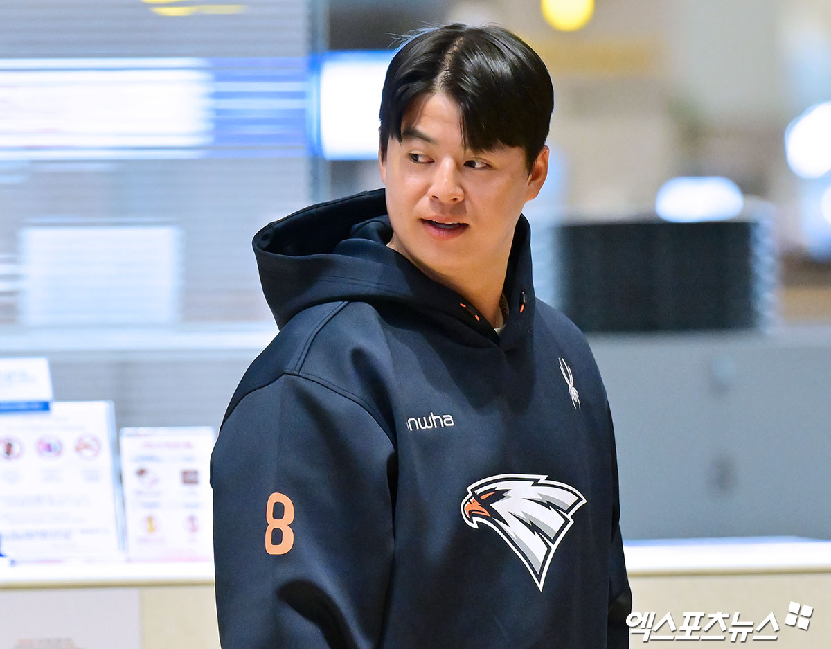 2026시즌 스프링캠프 훈련에 나서는 한화 이글스 선수단이 23일 오전 인천국제공항을 통해 호주 멜버른으로 출국했다. 출국장으로 향하는 한화 노시환. 인천공항, 김한준 기자