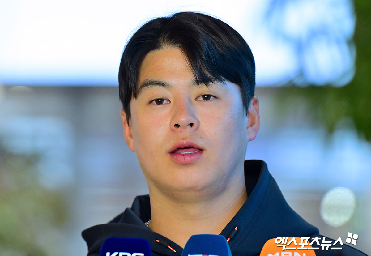 2026시즌 스프링캠프 훈련에 나서는 한화 이글스 선수단이 23일 오전 인천국제공항을 통해 호주 멜버른으로 출국했다. 출국 전 한화 노시환이 취재진의 질문에 답하고 있다. 인천공항, 김한준 기자