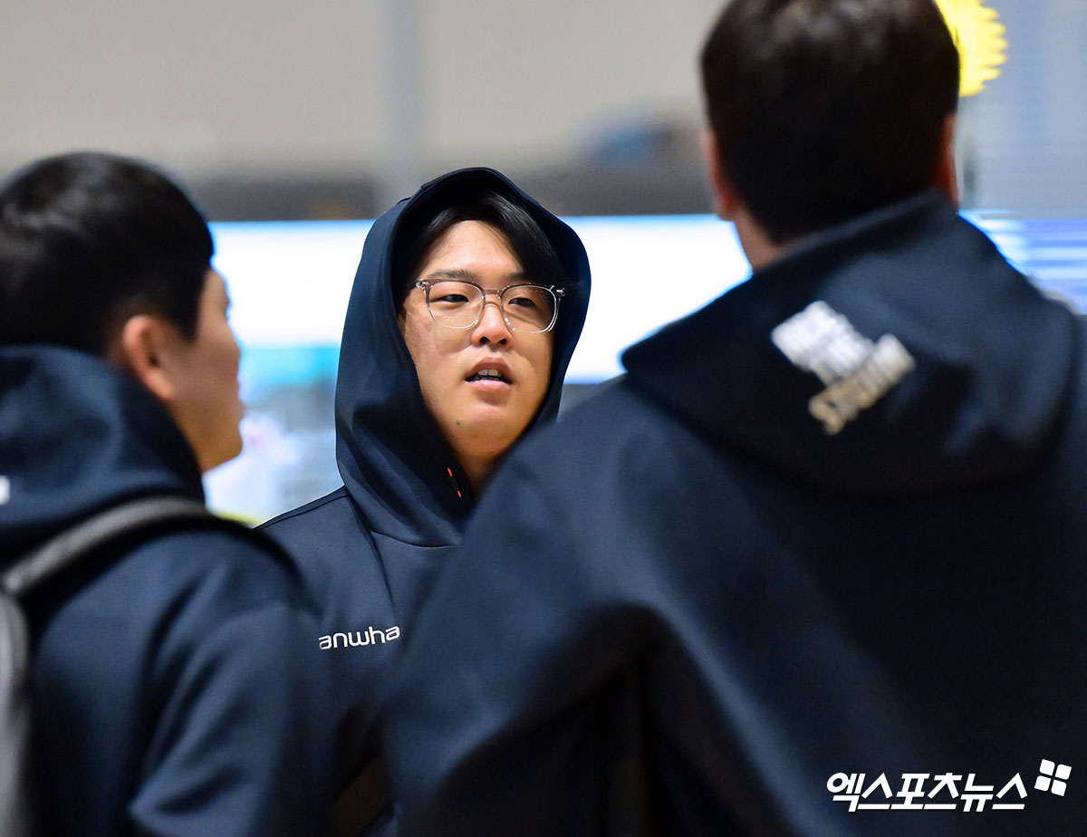 2026시즌 스프링캠프 훈련에 나서는 한화 이글스 선수단이 23일 오전 인천국제공항을 통해 호주 멜버른으로 출국했다.  출국 전 한화 강백호가 류현진과 대화를 나누고 있다. 인천공항, 김한준 기자