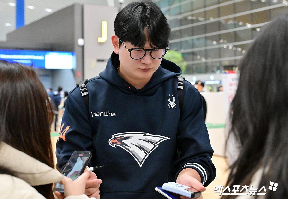 2026시즌 스프링캠프 훈련에 나서는 한화 이글스 선수단이 23일 오전 인천국제공항을 통해 호주 멜버른으로 출국했다.  출국 전 한화 김서현이 사인을 하고 있다. 인천공항, 김한준 기자