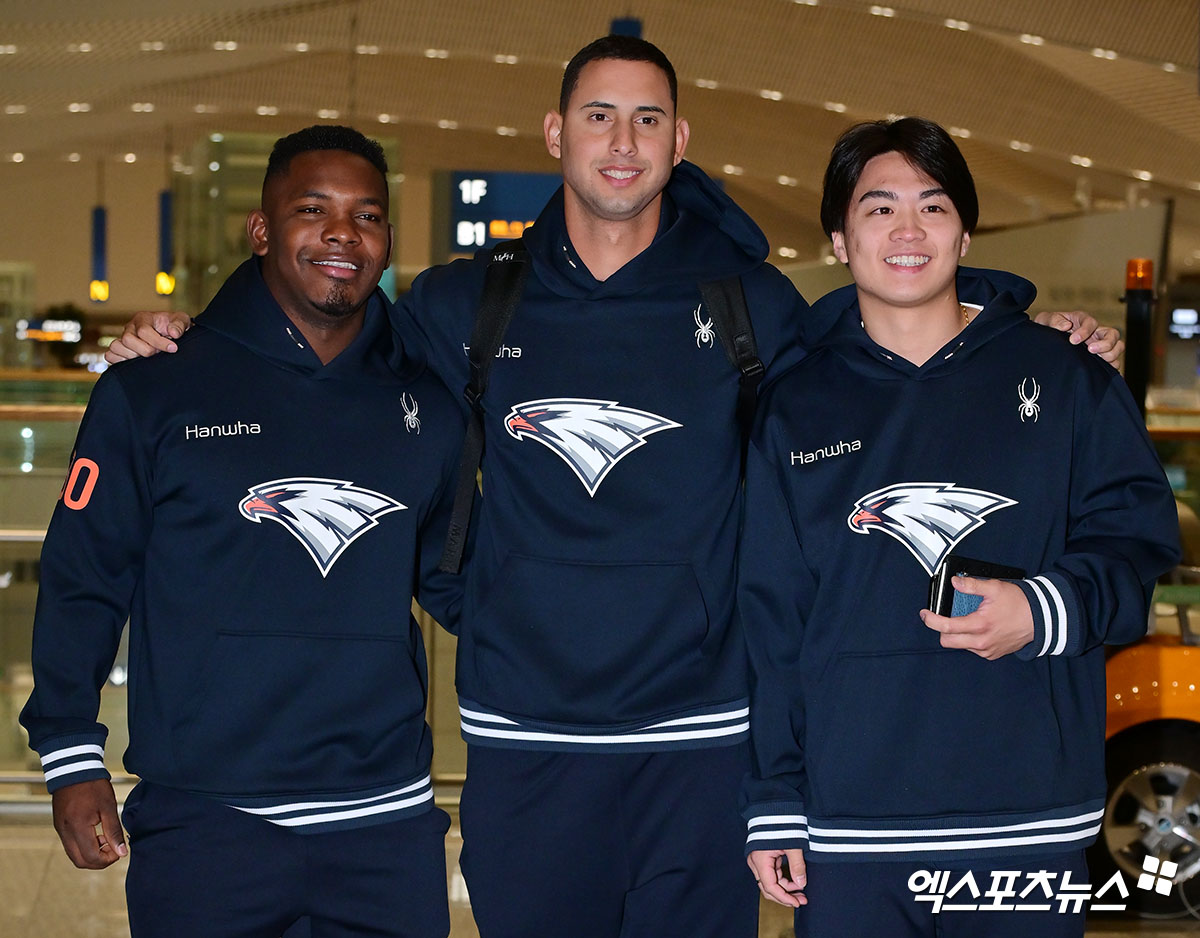 2026시즌 스프링캠프 훈련에 나서는 한화 이글스 선수단이 23일 오전 인천국제공항을 통해 호주 멜버른으로 출국했다. 출국 전 포즈취하는 한화 페라자, 에르난데스, 왕옌청. 인천공항, 김한준 기자