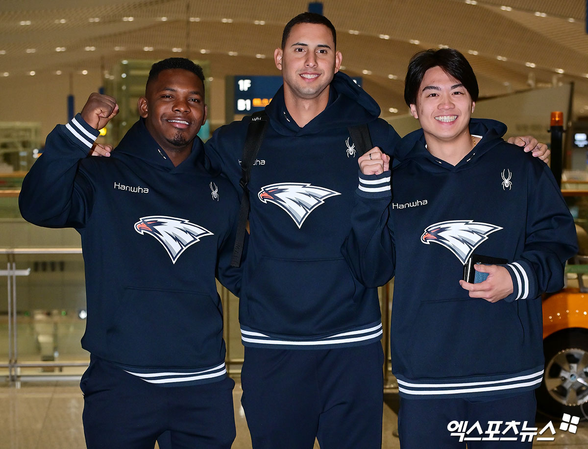 2026시즌 스프링캠프 훈련에 나서는 한화 이글스 선수단이 23일 오전 인천국제공항을 통해 호주 멜버른으로 출국했다. 출국 전 포즈 취하는 한화 페라자, 에르난데스, 왕옌청. 인천공항, 김한준 기자