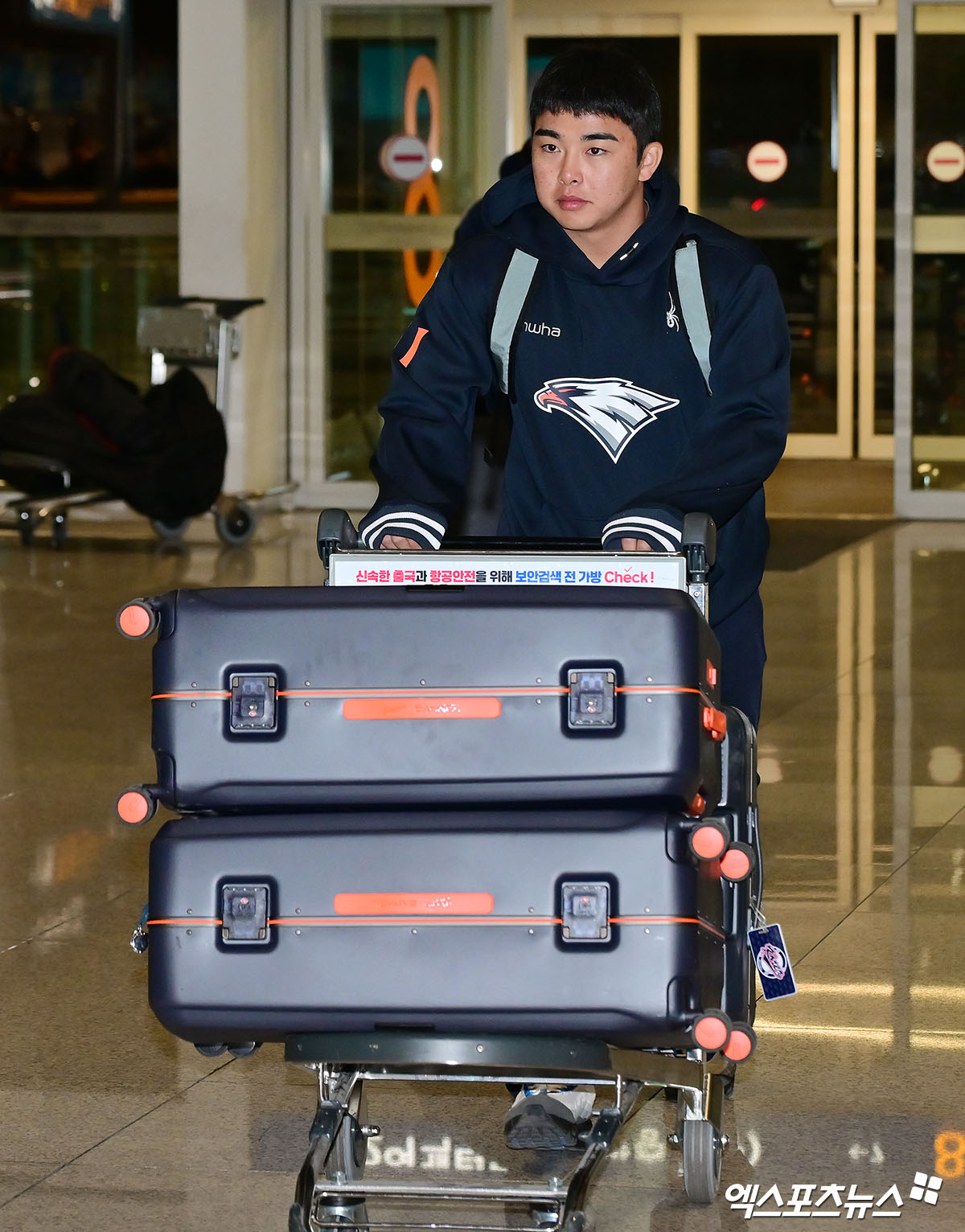 2026시즌 스프링캠프 훈련에 나서는 한화 이글스 선수단이 23일 오전 인천국제공항을 통해 호주 멜버른으로 출국했다.  출국장으로 향하는 한화 문현빈. 인천공항, 김한준 기자
