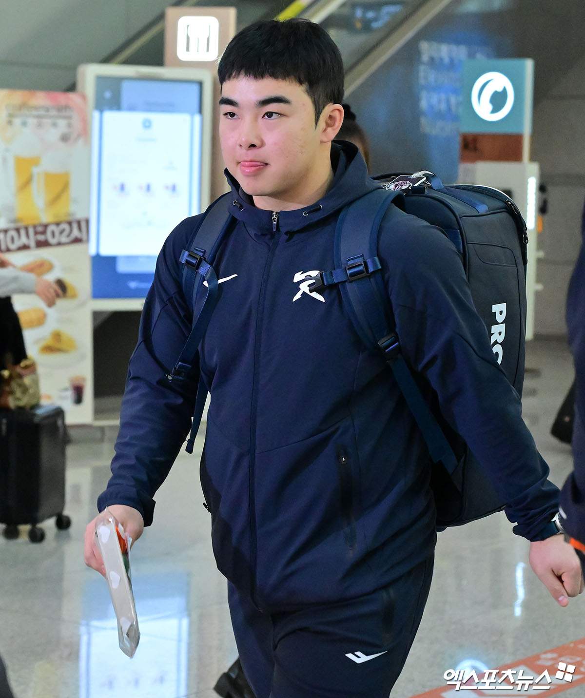 2026시즌 스프링캠프 훈련에 나서는 한화 이글스 선수단이 23일 오전 인천국제공항을 통해 호주 멜버른으로 출국했다.  출국장으로 향하는 한화 문현빈. 인천공항, 김한준 기자
