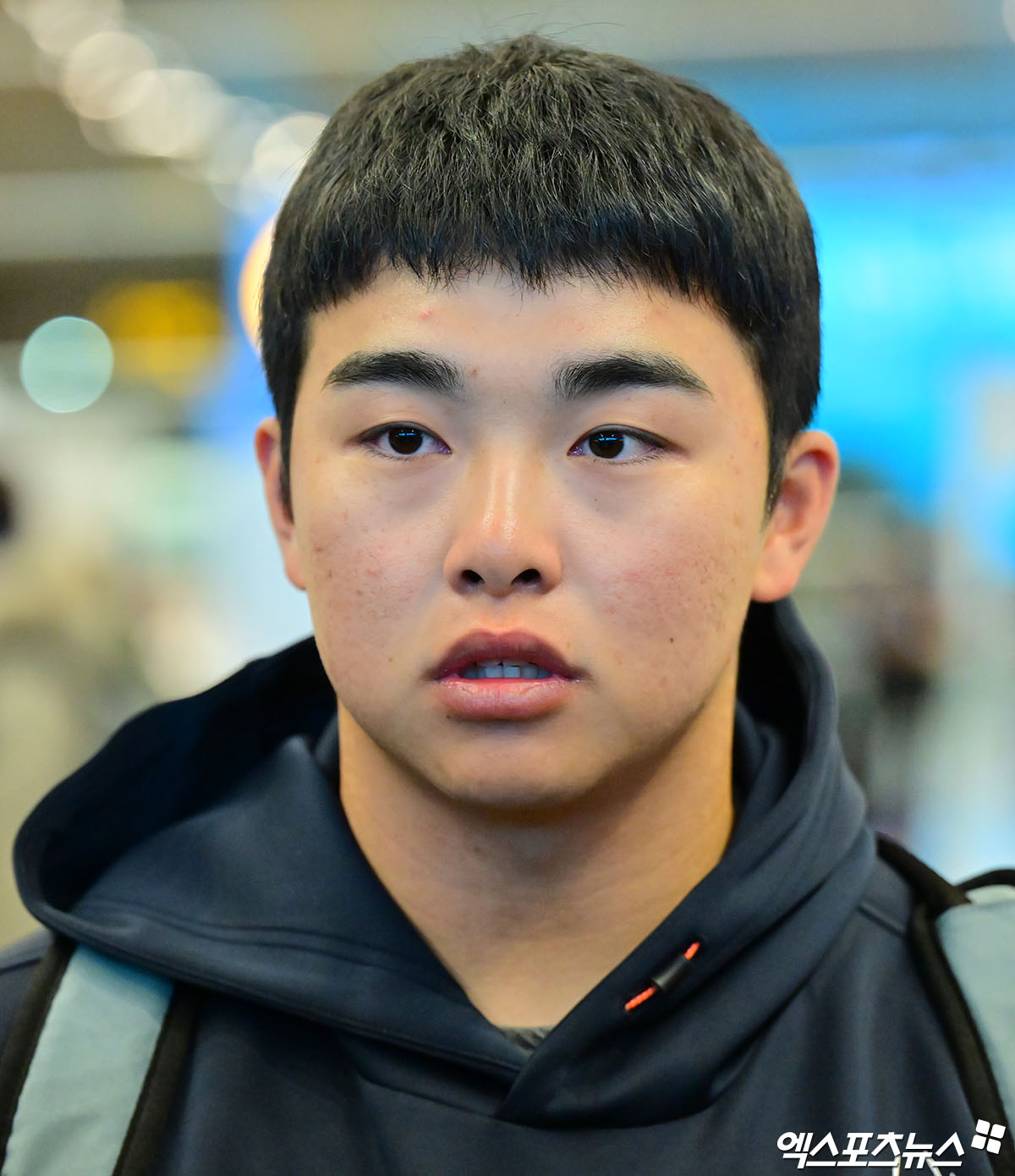 2026시즌 스프링캠프 훈련에 나서는 한화 이글스 선수단이 23일 오전 인천국제공항을 통해 호주 멜버른으로 출국했다.  출국 전 한화 문현빈이 취재진의 질문에 답하고 있다. 인천공항, 김한준 기자