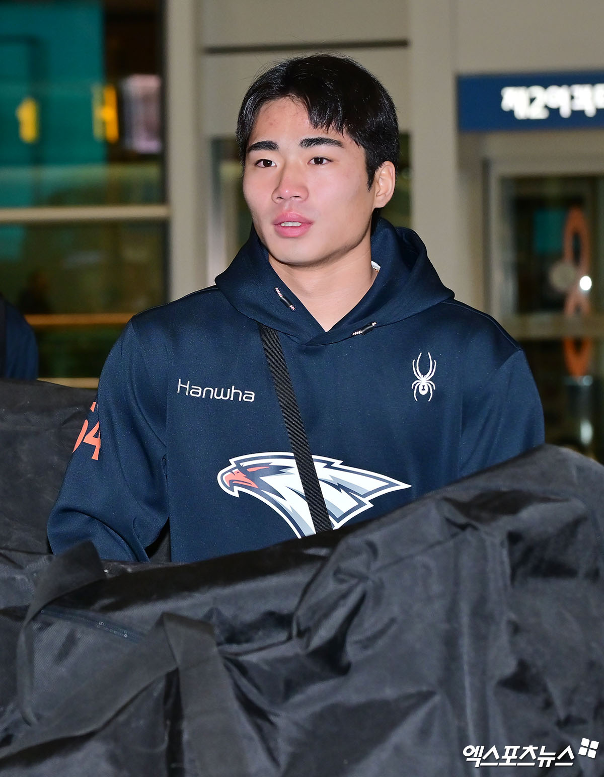 2026시즌 스프링캠프 훈련에 나서는 한화 이글스 선수단이 23일 오전 인천국제공항을 통해 호주 멜버른으로 출국했다.  출국장으로 향하는 한화 오재원. 인천공항, 김한준 기자