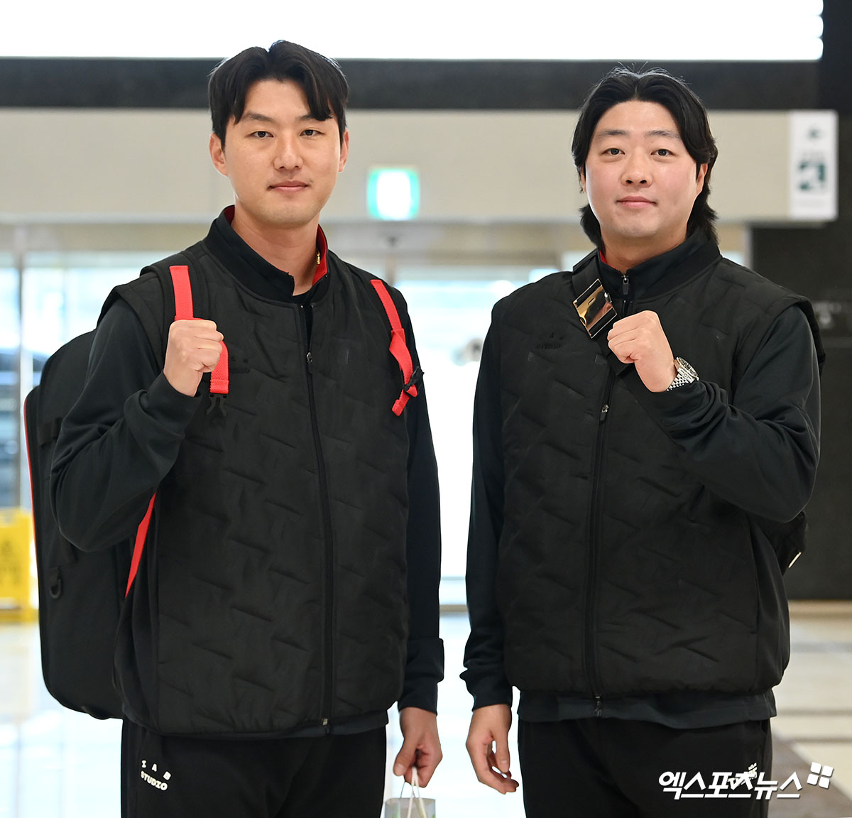 KIA 타이거즈가 23일 오후 일본 아마미오시마에서 진행되는 스프링캠프를 위해 김포국제공항을 통해 일본으로 출국했다. 홍건희, 김범수가 출국장으로 향하고 있다. 김포공항, 고아라 기자