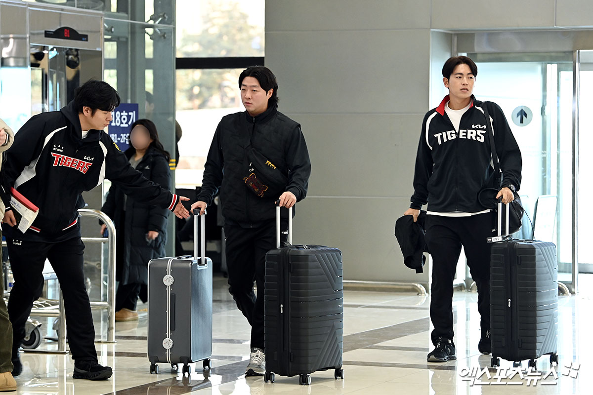 KIA 타이거즈가 23일 오후 일본 아마미오시마에서 진행되는 스프링캠프를 위해 김포국제공항을 통해 일본으로 출국했다. 김범수, 이태양이 출국장으로 향하고 있다. 김포공항, 고아라 기자