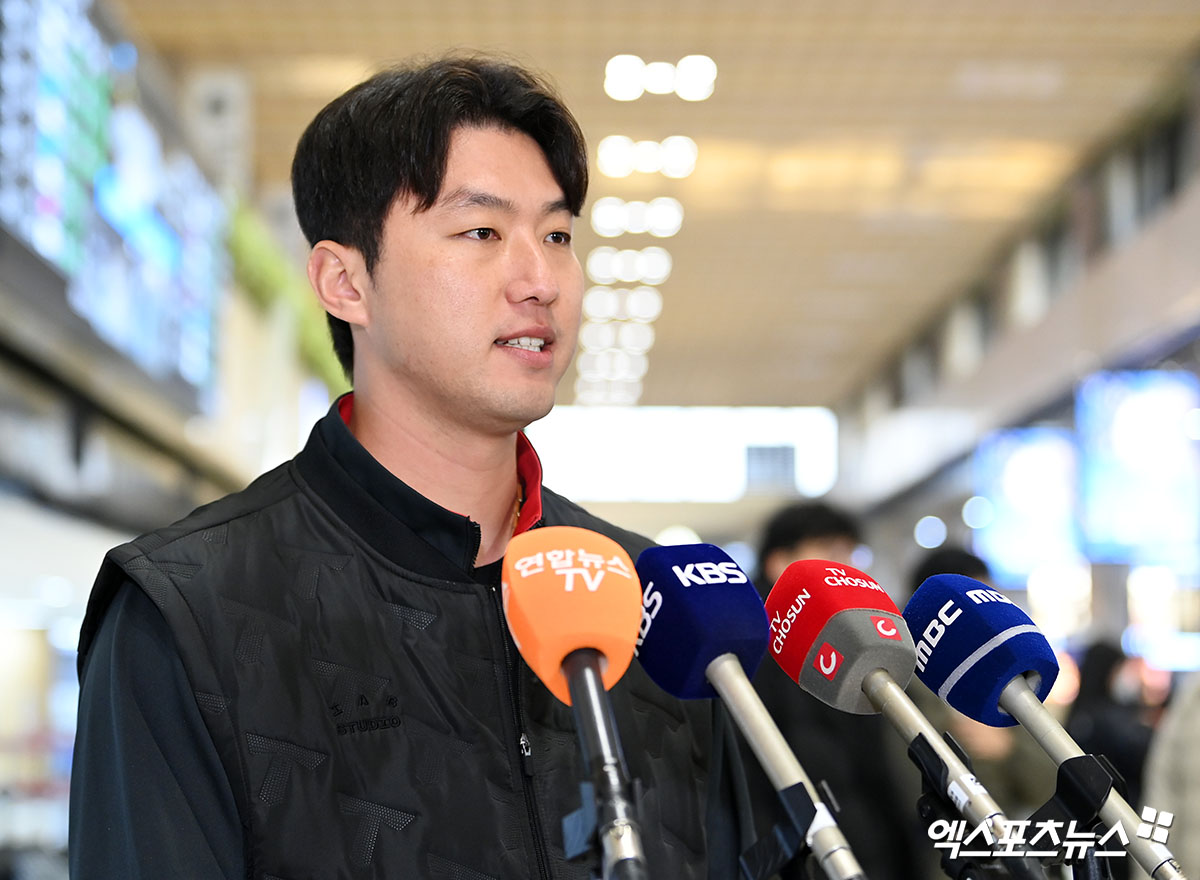  KIA 타이거즈가 23일 오후 일본 아마미오시마에서 진행되는 스프링캠프를 위해 김포국제공항을 통해 일본으로 출국했다.  홍건희가 출국 전 인터뷰를 하고 있다. 김포공항, 고아라 기자